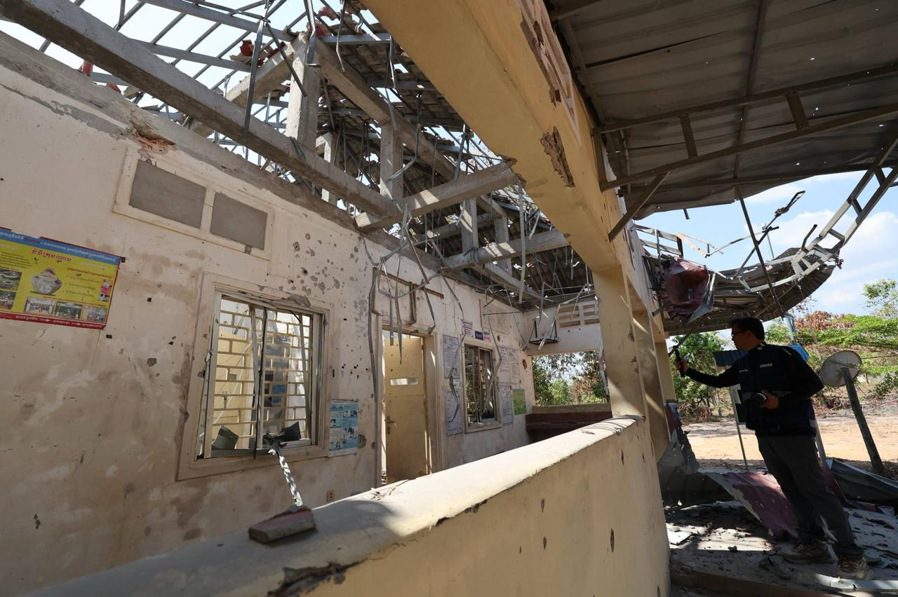柬埔寨一家卫生中心被炮弹炸毁