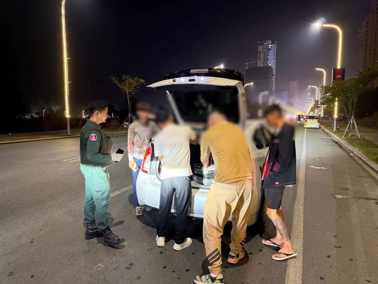 柬埔寨新闻 西港深夜大清查！警方多警种联动，全城彻查违禁武器与犯罪