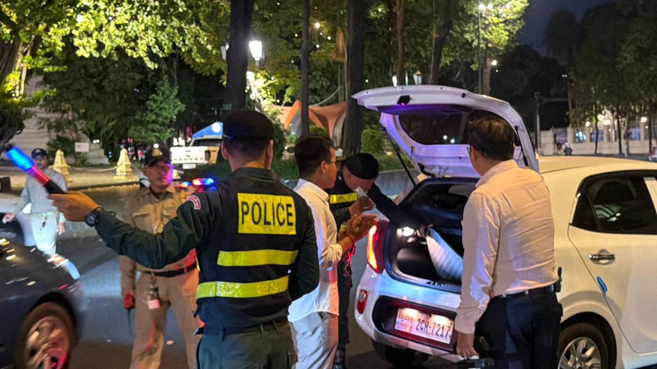 金边隆边区副区长带队在隆边区设立检查点，对武器和爆炸物进行检查。-缅北警务报道