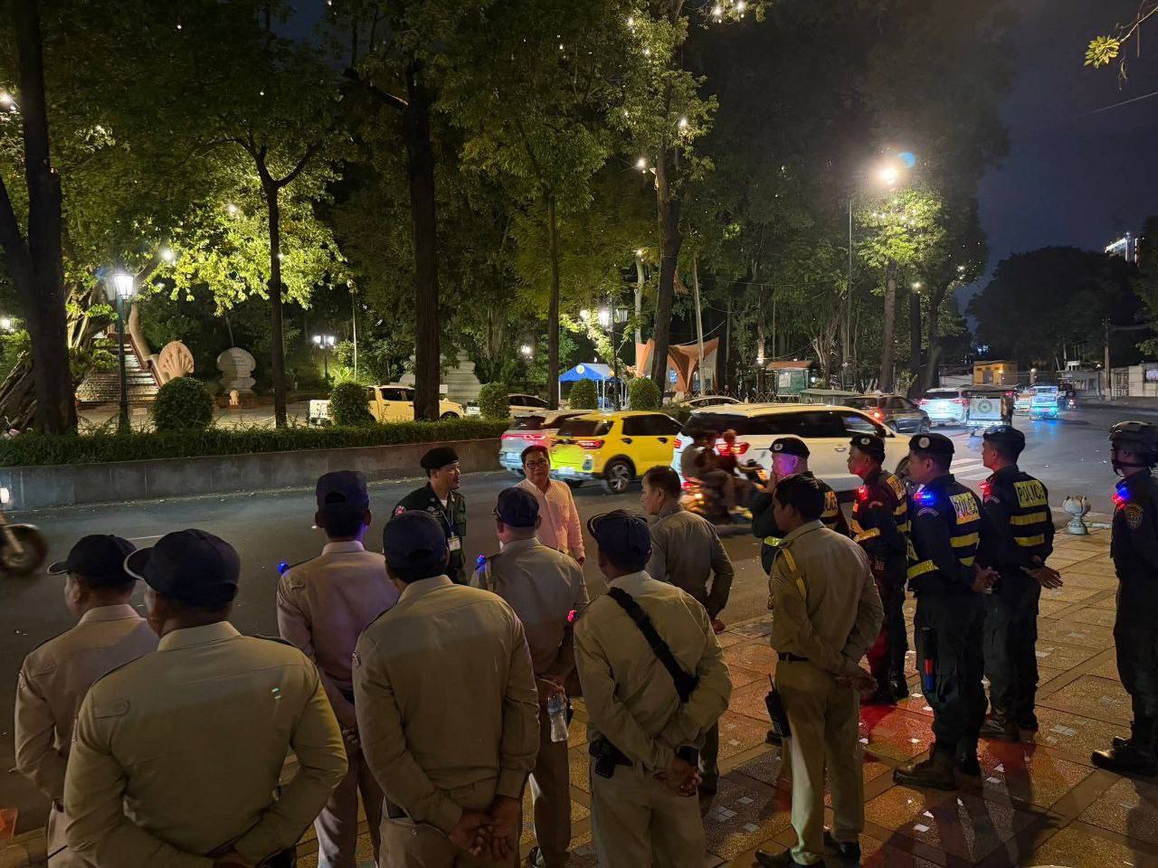 金边隆边区副区长带队在隆边区设立检查点，对武器和爆炸物进行检查。