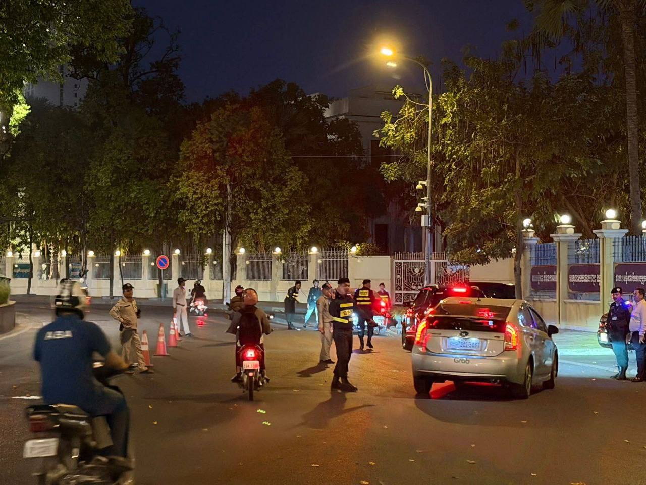 金边隆边区副区长带队在隆边区设立检查点，对武器和爆炸物进行检查。