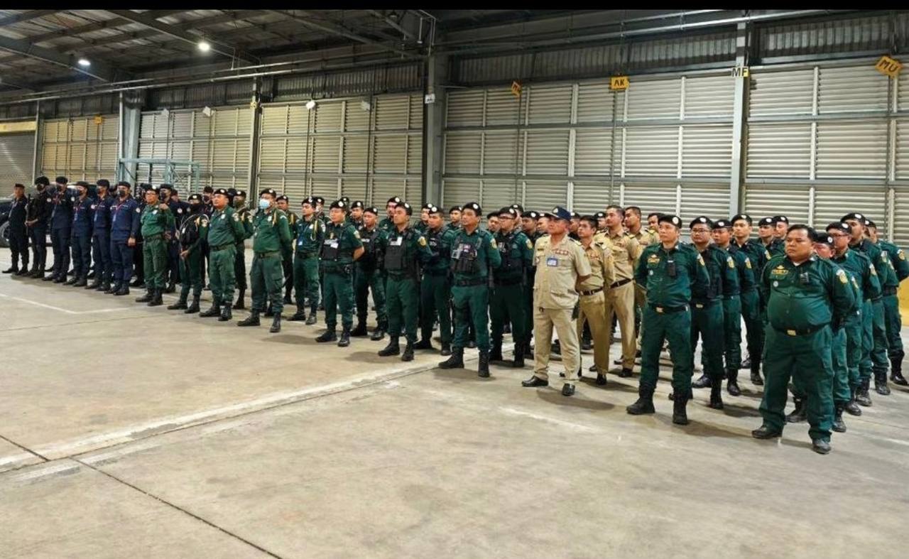 柬中警方联合押送涉电诈中国籍人员 汪文斌大使现场关注