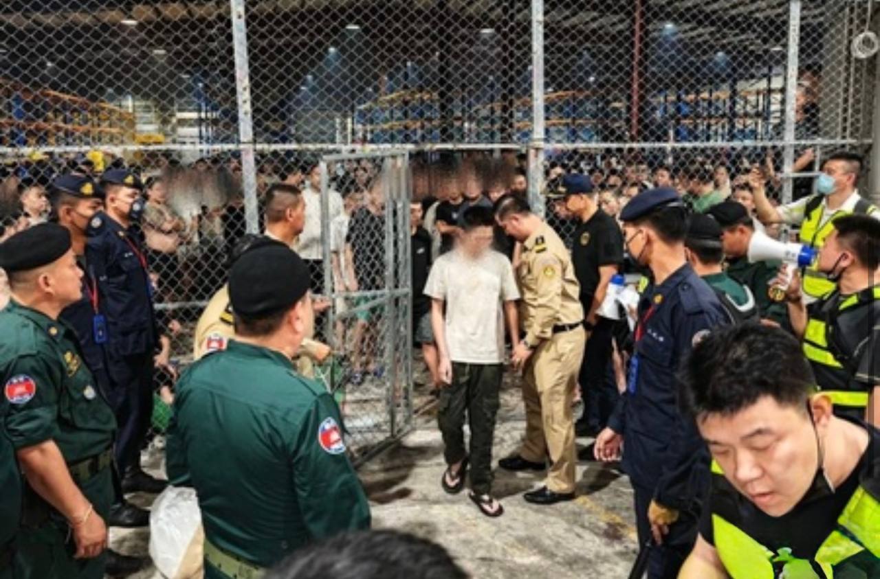 柬中警方联合押送涉电诈中国籍人员 汪文斌大使现场关注