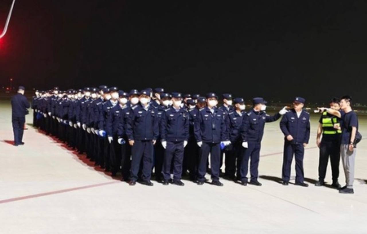 柬中警方联合押送涉电诈中国籍人员 汪文斌大使现场关注