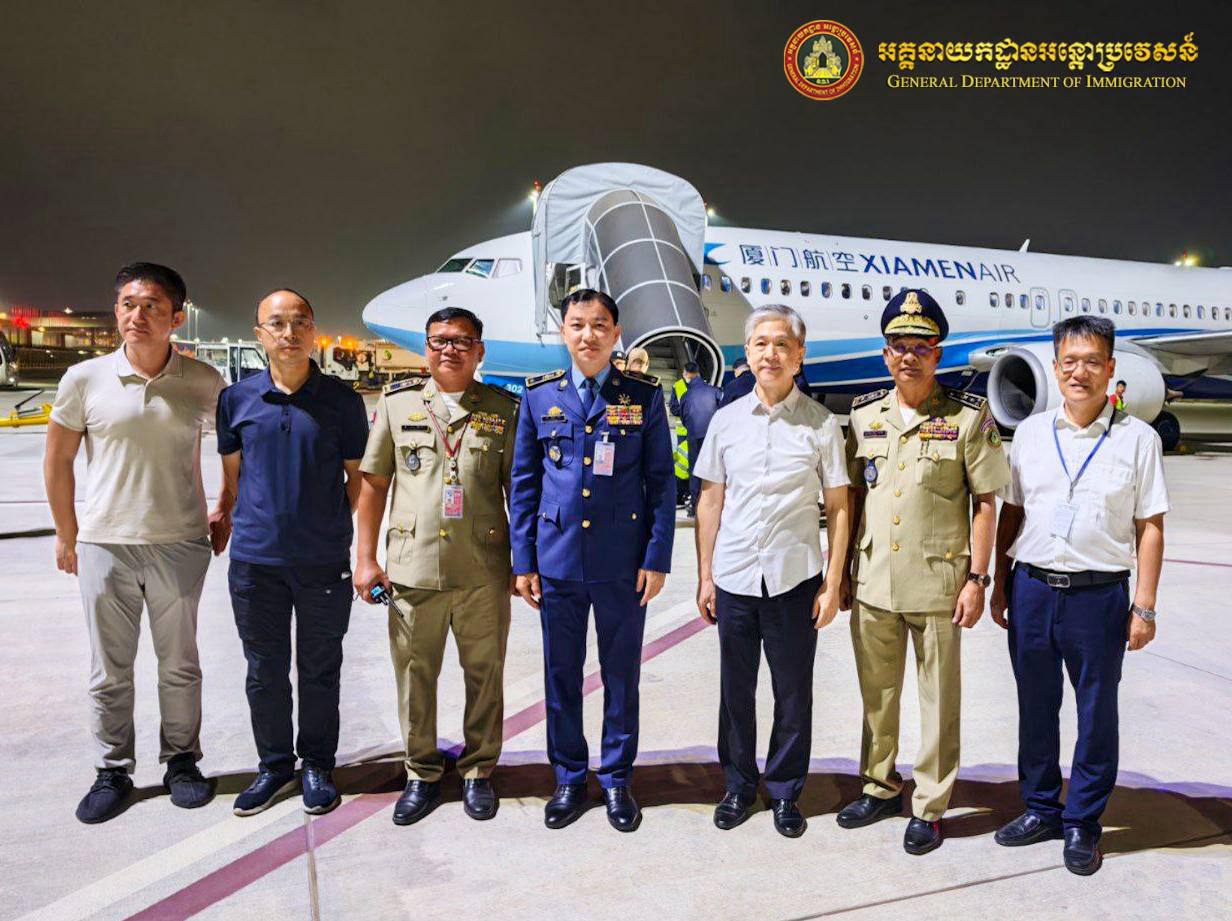 柬中警方联合押送涉电诈中国籍人员 汪文斌大使现场关注