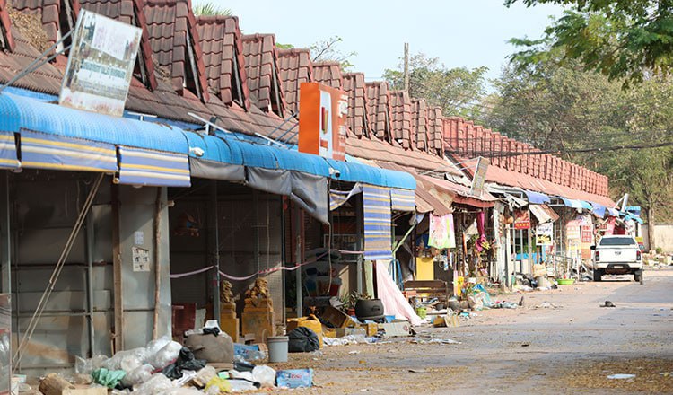 柬泰边境 柬埔寨边境市场变“鬼城” 停火协议后士兵仍对峙 建筑被非法占用升泰国旗-缅北警务报道