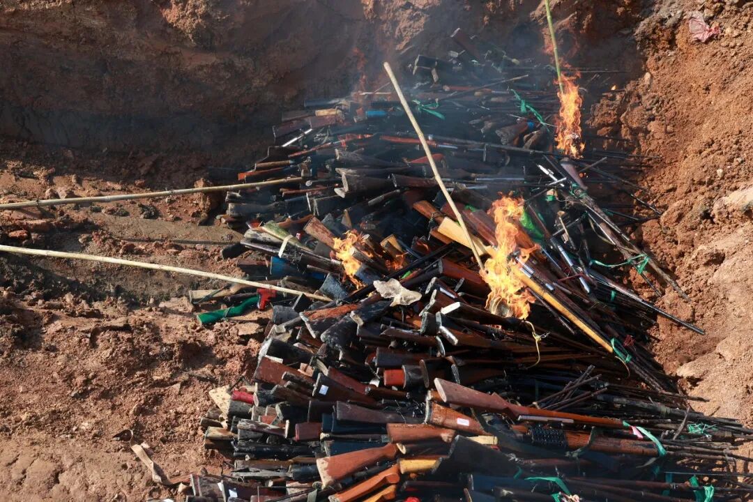 色勒县警察局集中销毁非法狩猎枪支
