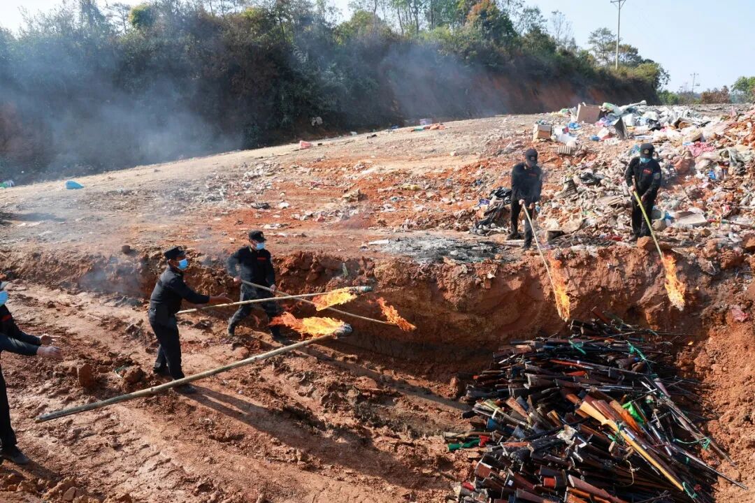 色勒县警察局集中销毁非法狩猎枪支