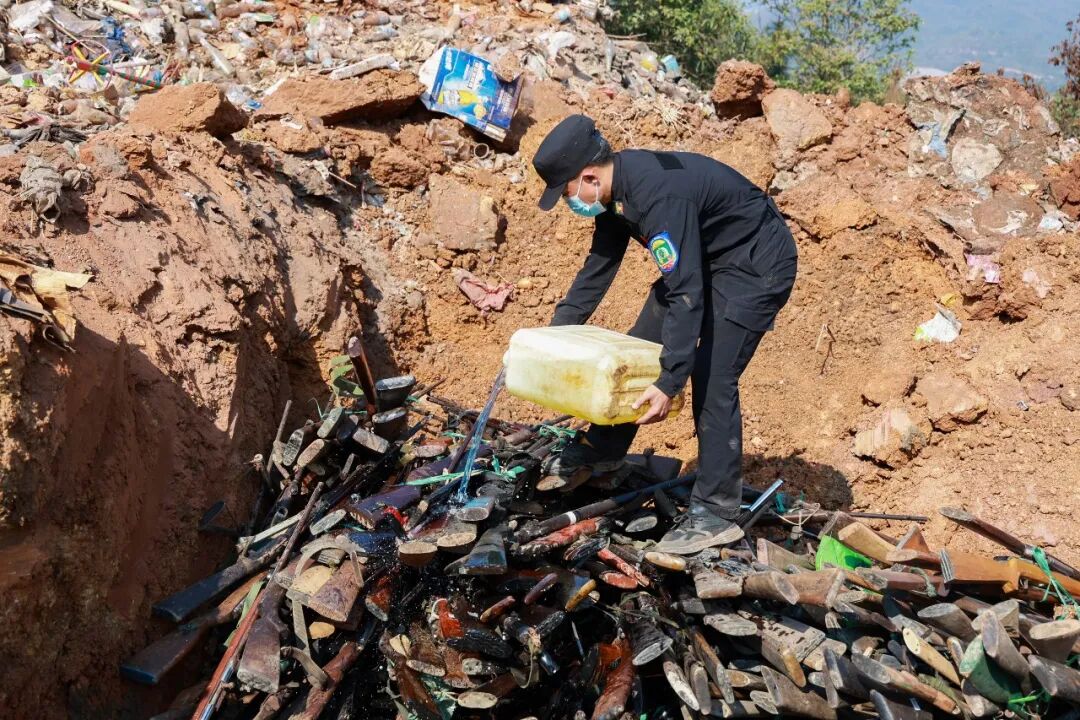 色勒县警察局集中销毁非法狩猎枪支