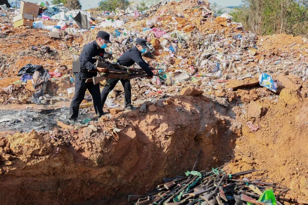 色勒县警察局集中销毁非法狩猎枪支