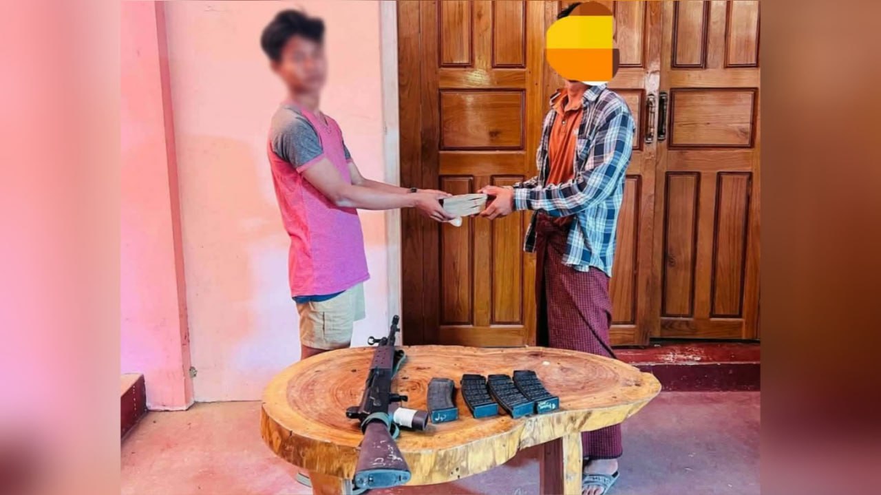 缅甸一名新兵携武器弹药投奔人民防卫军 获相应敬意与安置-缅北警务报道
