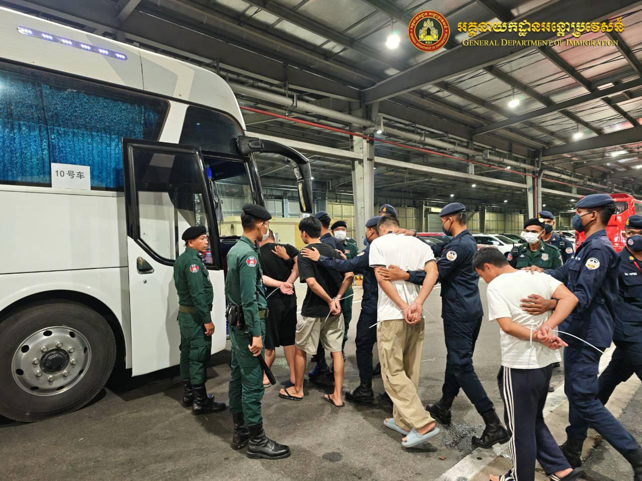 柬埔寨新闻 昨晚，再有319名中国人被遣返