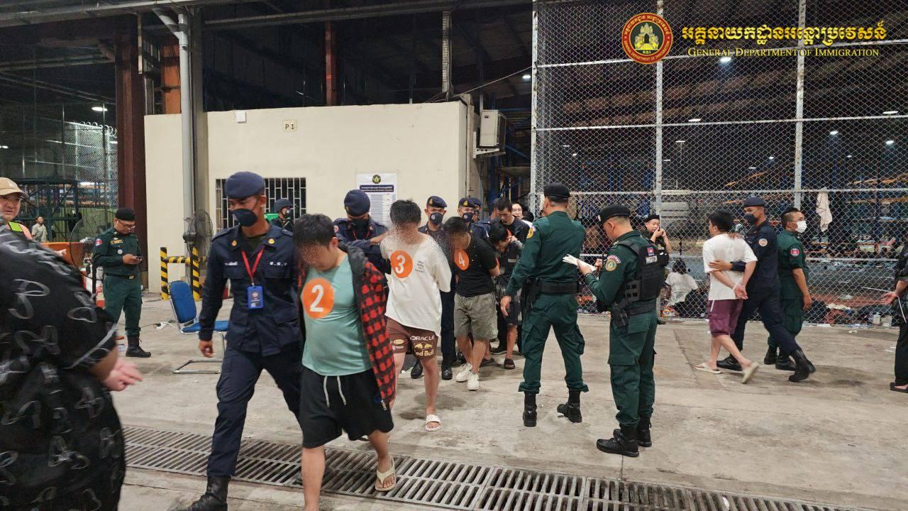 柬埔寨新闻 昨晚，再有319名中国人被遣返