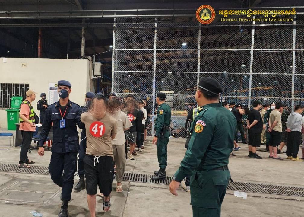 柬埔寨新闻 昨晚，再有319名中国人被遣返