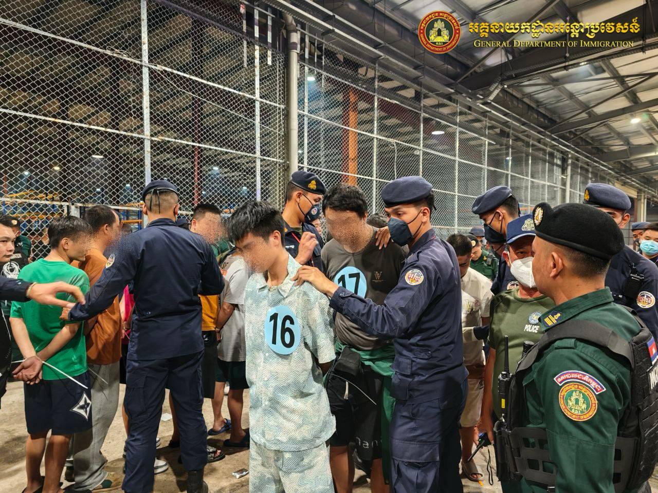 柬埔寨新闻 昨晚，再有319名中国人被遣返