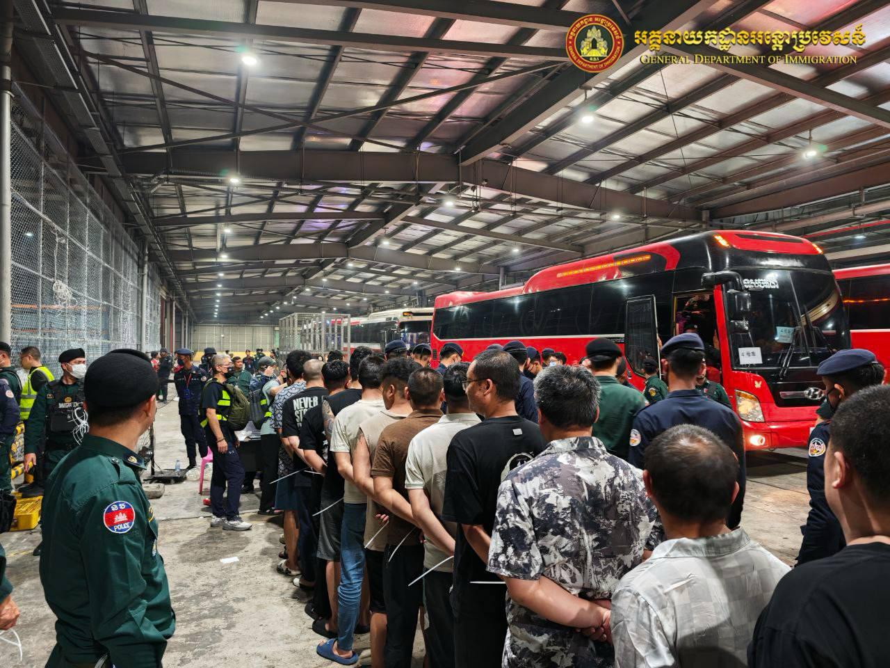 柬埔寨新闻 昨晚，再有319名中国人被遣返-缅北警务报道