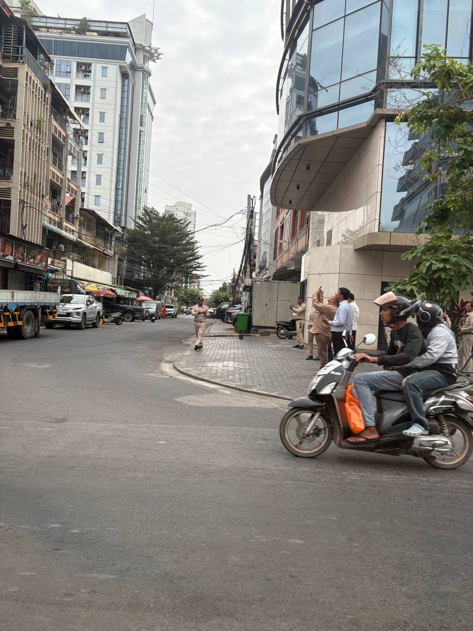 金边开始拆除网赌广告。金边莫尼旺，有关部门来拆除网赌广告