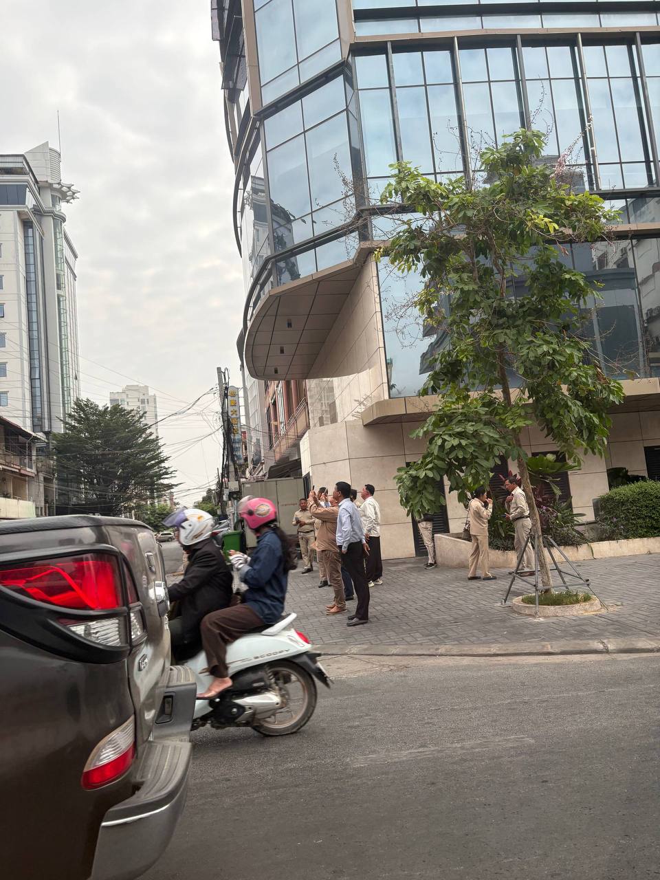 金边开始拆除网赌广告。金边莫尼旺，有关部门来拆除网赌广告