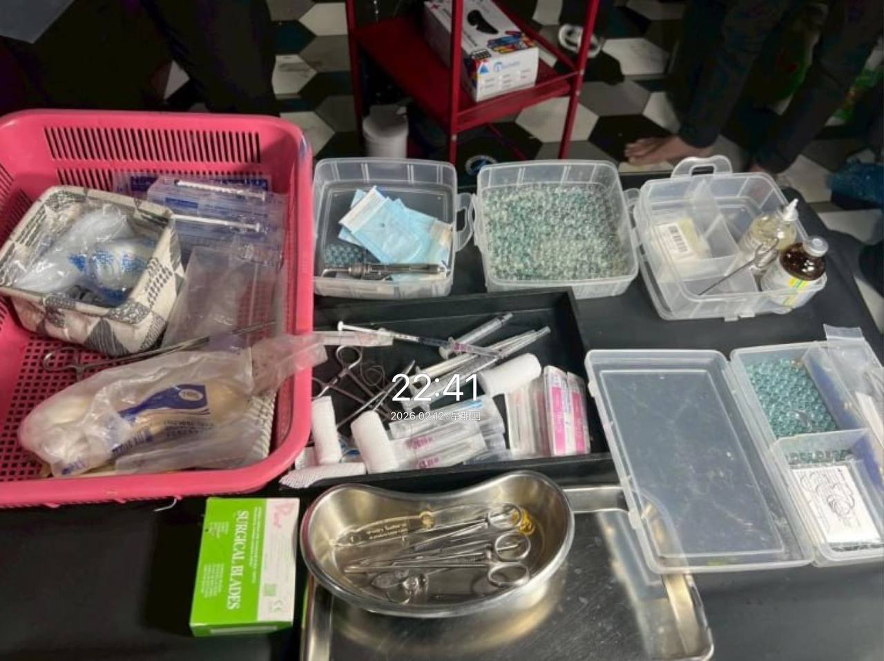 泰国男子小学学历、狱友传手艺，通过TikTok招客，无证做生殖器增大手术月入5万