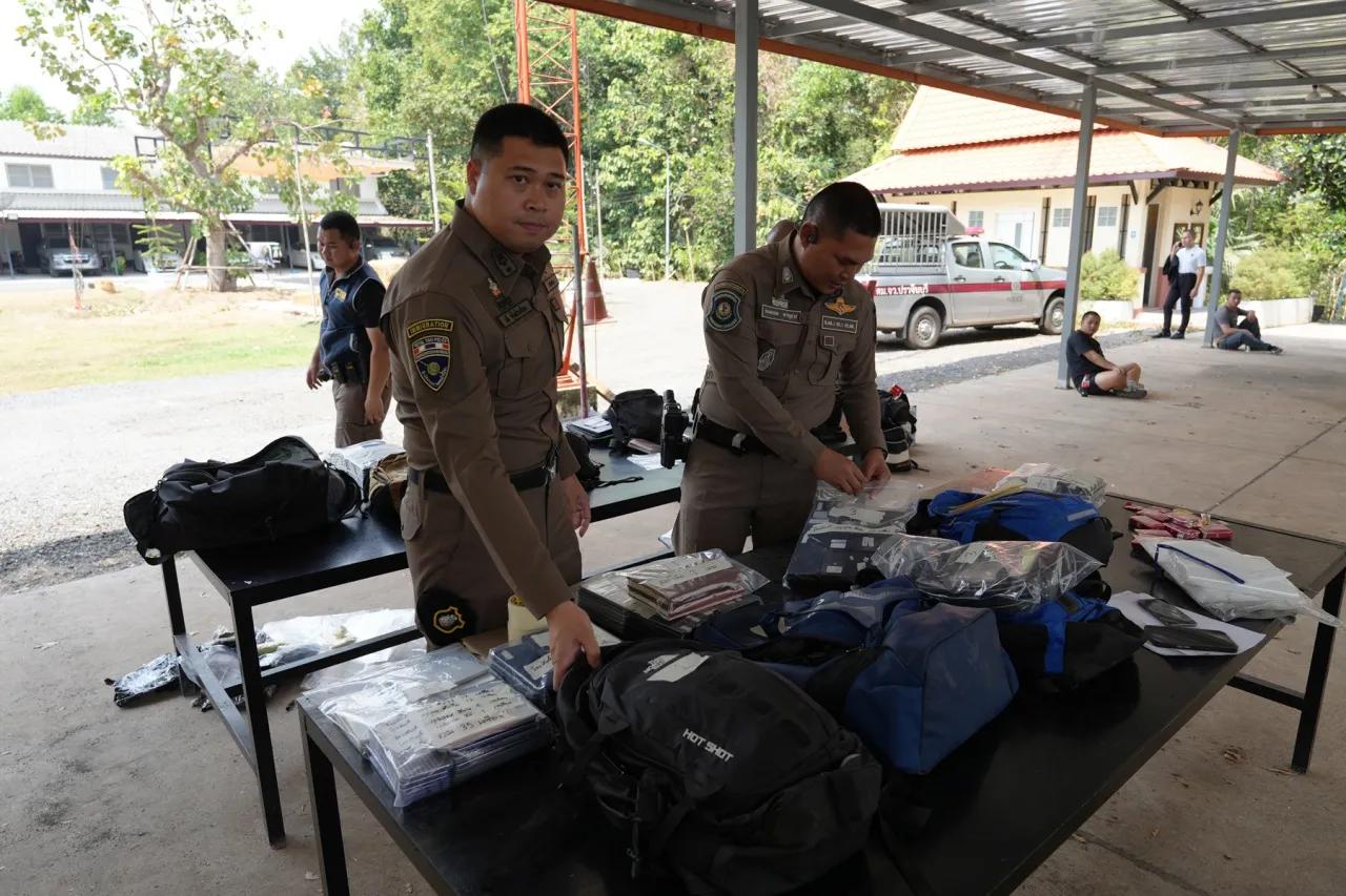泰国警局截获中国“灰产”团伙：从柬边境偷渡入泰，搜出近300部手机