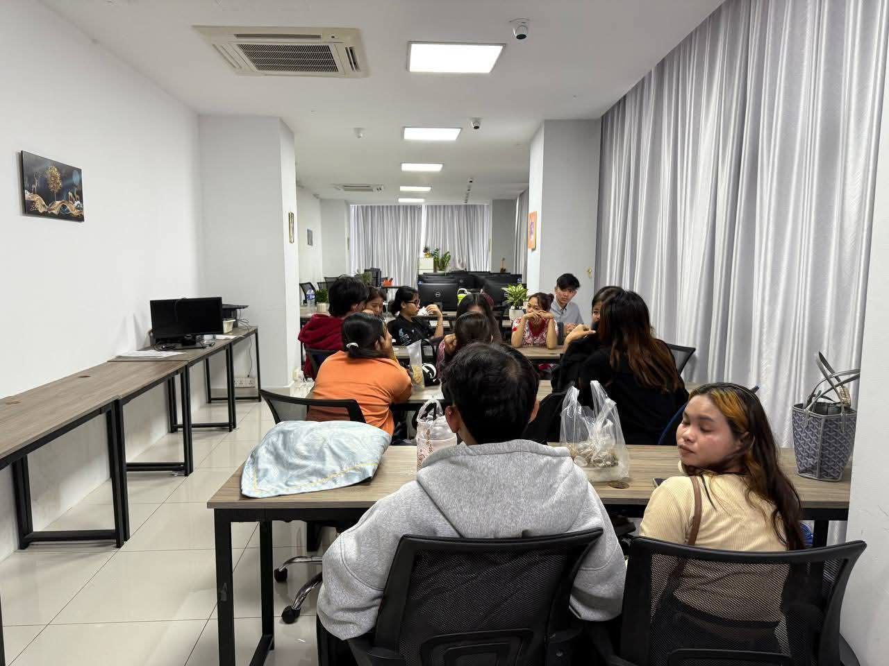 今天金边中国大使馆旁边被端一公司，抓捕数十人，具体信息尚未通知～