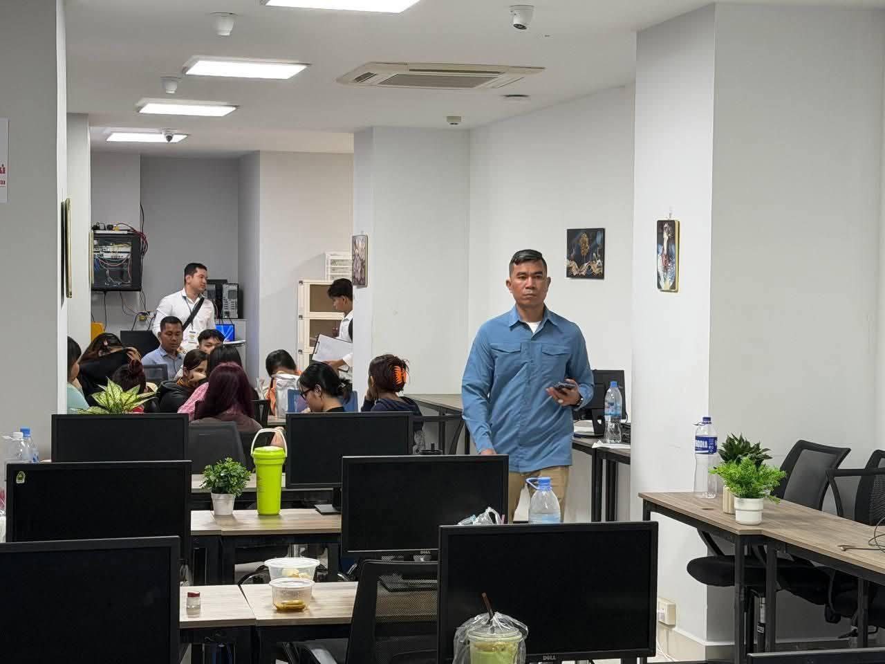 今天金边中国大使馆旁边被端一公司，抓捕数十人，具体信息尚未通知～