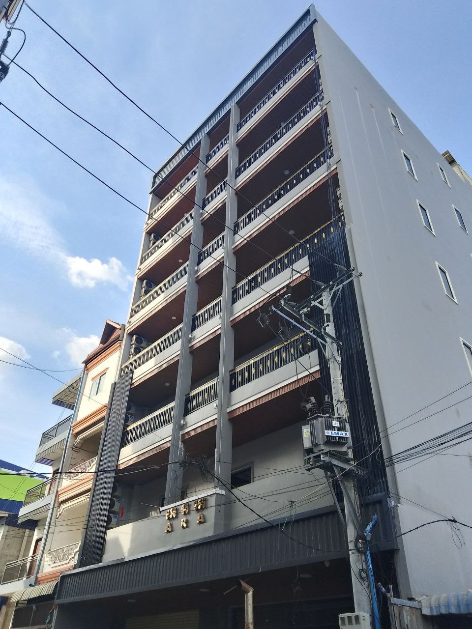 爆料：举报一个涉及人口贩卖、伪造签证、非法拘禁、酷刑、强迫劳动和网络金融诈骗的犯罪团伙。 位置位于波贝不夜城旁边