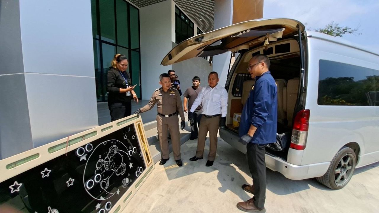 泰国警方抓获运毒男子 150公斤冰毒藏面包车车顶隔层