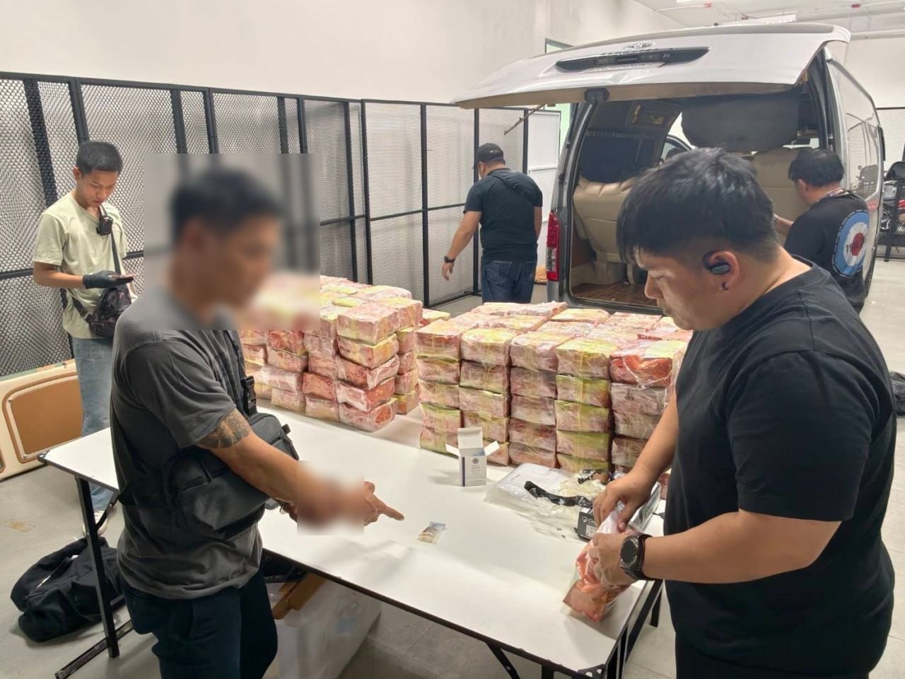 泰国警方抓获运毒男子 150公斤冰毒藏面包车车顶隔层