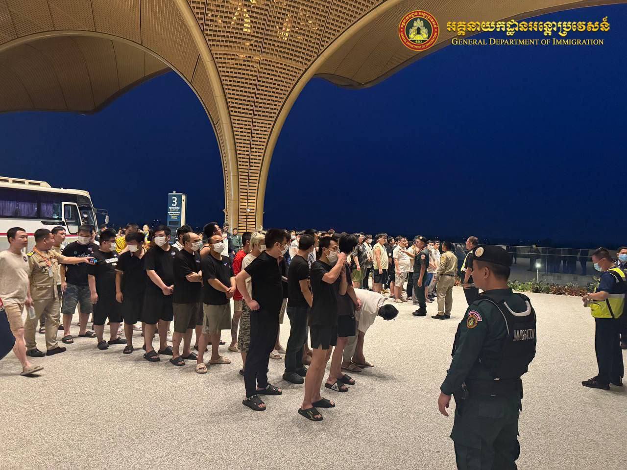 昨日494名中国籍涉诈人员被包机遣返