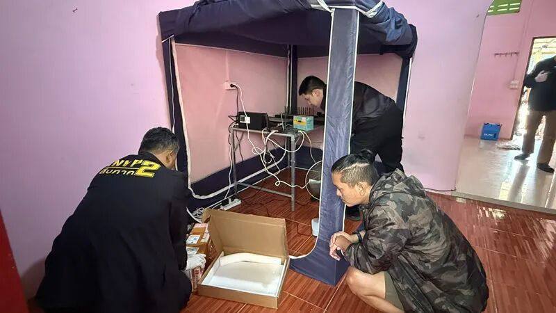 泰国沙缴府抓到一位“拨号狂人”！33岁桑蒂乔克一周拨了 5.6万通诈骗电话，用的21台SIM BOX设备。