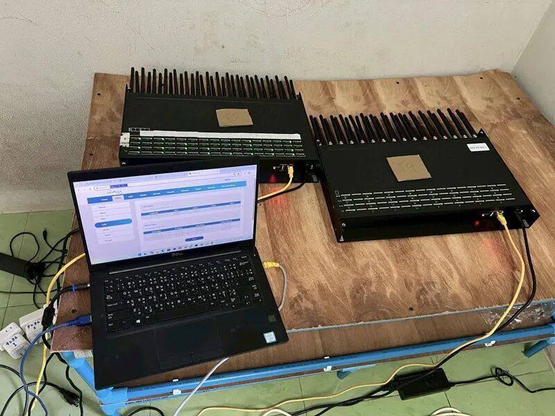 泰国沙缴府抓到一位“拨号狂人”！33岁桑蒂乔克一周拨了 5.6万通诈骗电话，用的21台SIM BOX设备。