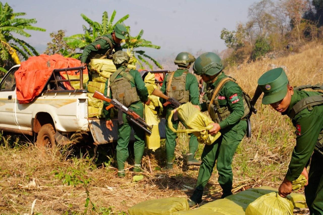 缅甸佤联军（UWSA）向军方移交价值100亿缅元的缴获毒品。