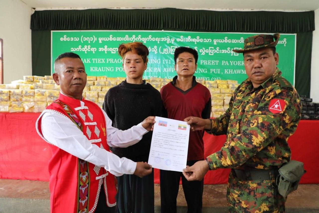 缅甸佤联军（UWSA）向军方移交价值100亿缅元的缴获毒品。