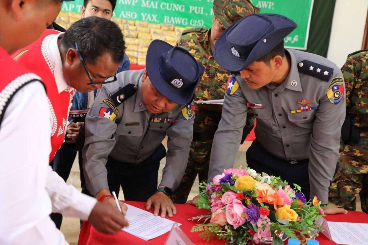 缅甸佤联军（UWSA）向军方移交价值100亿缅元的缴获毒品。-缅北警务报道