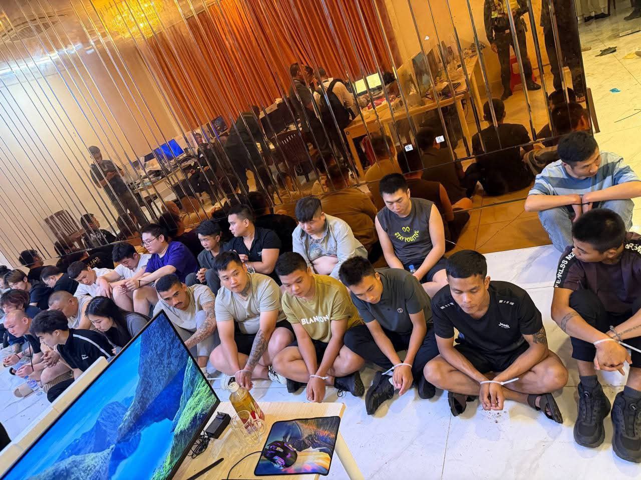 金边市查巴安波区彭胡特村打击网络诈骗案，逮捕80余名外籍嫌疑人-缅北警务报道